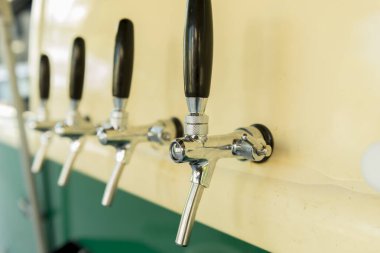 Bira, antika bir minibüsün yan tarafında musluklar açıyor. Hiç kimse. Seçici odaklanma. Alkol konsepti. Eski tarz. Bira sanatı. Güney Brezilya 'da soğuk bira kamyonu. Kentsel iş modeli.