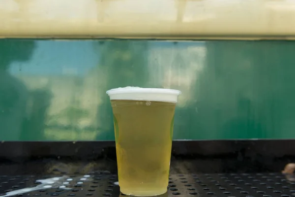 Großaufnahme Von Kaltem Bier Plastikglas Auf Grünem Hintergrund Goldenes Bier — Stockfoto