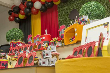 Florianopolis - Brezilya. 2 Şubat 2020, doğum günü resepsiyonu. Mickey Mouse temalı güzel bir masa. Tatlı, şeker, tatlı ve kek dolu bir masa..