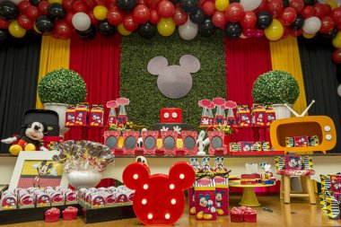 Florianopolis - Brezilya. 2 Şubat 2020, doğum günü resepsiyonu. Mickey Mouse temalı güzel bir masa. Tatlı, şeker, tatlı ve kek dolu bir masa..