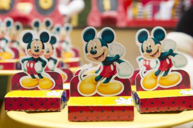 Florianopolis, Brezilya - 2 Şubat 2020: Mickey Mouse temalı çocuk partisinde tatlı masa dekorasyonu. Doğum günü partisi için resepsiyon. Bir erkek yıldönümü partisi için renkli bir süsleme..