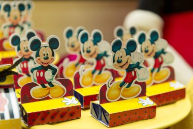 Florianopolis, Brezilya - 2 Şubat 2020: Mickey Mouse temalı çocuk partisinde tatlı masa dekorasyonu. Doğum günü partisi için resepsiyon. Bir erkek yıldönümü partisi için renkli bir süsleme..