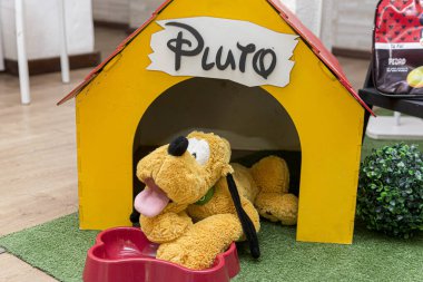 Florianopolis - Brezilya. 2 Şubat 2020: Pluto oyuncak ayısı sarı ahşap evinde.