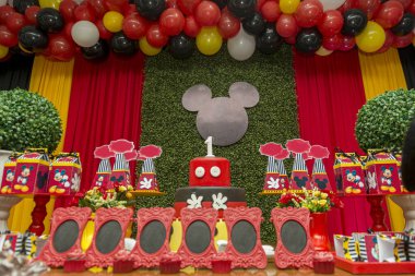 Florianopolis - Brezilya. 2 Şubat 2020, doğum günü resepsiyonu. Mickey Mouse temalı güzel bir masa. Tatlı, şeker, tatlı ve kek dolu bir masa..