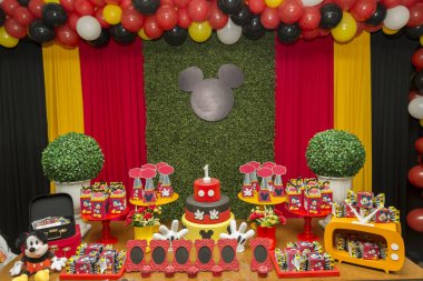 Florianopolis - Brezilya. 2 Şubat 2020, doğum günü resepsiyonu. Mickey Mouse temalı güzel bir masa. Tatlı, şeker, tatlı ve kek dolu bir masa..