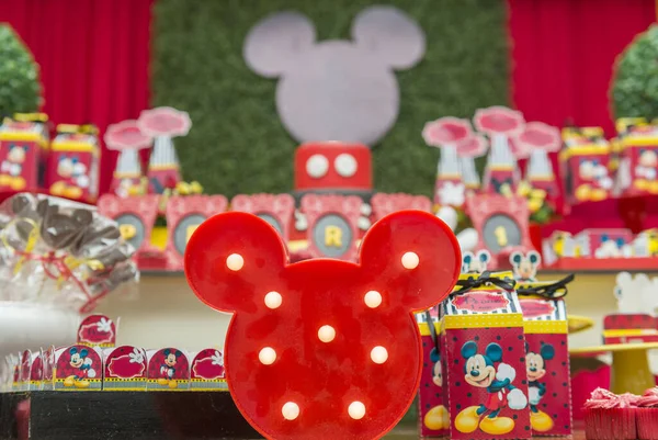 Florianopolis - Brezilya. 2 Şubat 2020, doğum günü resepsiyonu. Mickey Mouse temalı güzel bir masa. Tatlı, şeker, tatlı ve kek dolu bir masa..
