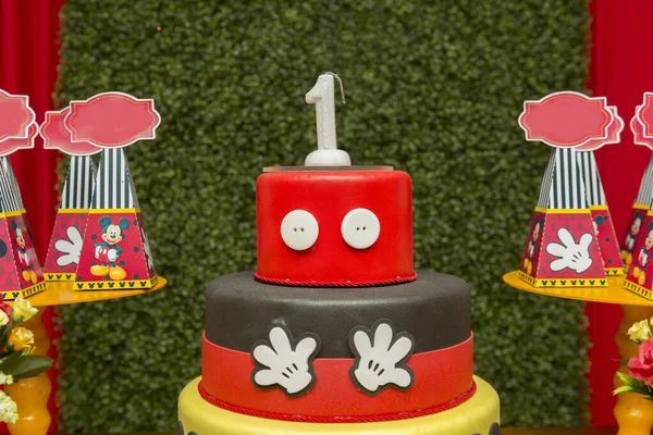 Florianopolis, Brezilya - 2 Şubat 2020: Mickey Mouse temalı çocuk partisinde tatlı masa dekorasyonu. Doğum günü partisi için resepsiyon. Bir erkek yıldönümü partisi için renkli bir süsleme..