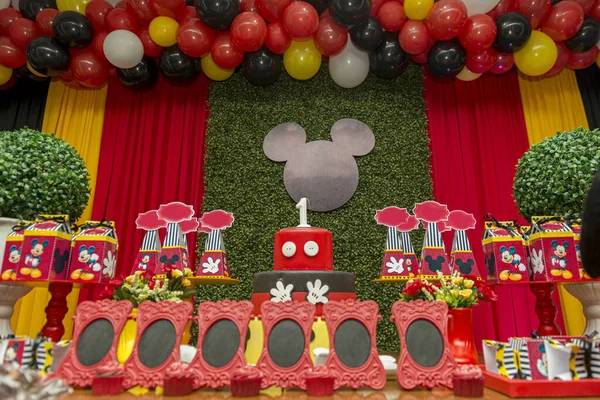 Florianopolis - Brezilya. 2 Şubat 2020, doğum günü resepsiyonu. Mickey Mouse temalı güzel bir masa. Tatlı, şeker, tatlı ve kek dolu bir masa..