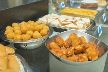 Sandviçler, kekler, ekmekler, atıştırmalıklar, turtalar ve peçetelerle dolu resepsiyon..