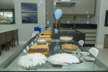 Sandviçler, kekler, ekmekler, atıştırmalıklar, turtalar ve peçetelerle dolu resepsiyon..