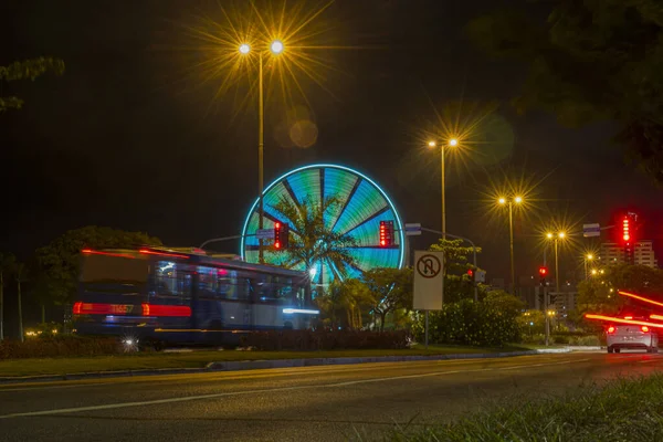 高速道路の夜にカラフルな観覧車やライトトレイルの長い露出 フロリアノポリスの路上で交通信号の時間暴露 移動とナイトライフの概念 — ストック写真