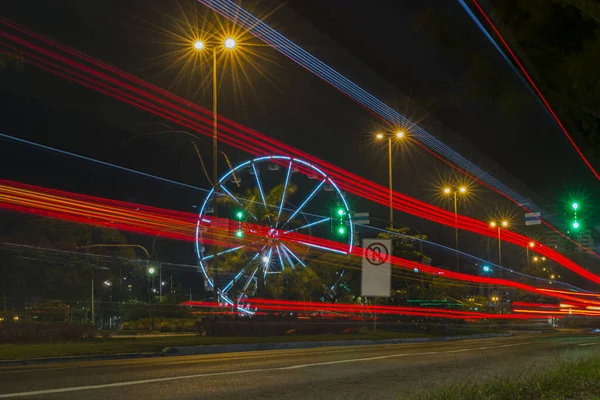 Larga Exposición Rueda Ferris Colores Senderos Ligeros Carretera Autopista Por — Foto de Stock