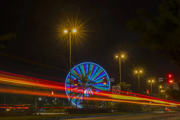 Larga Exposición Rueda Ferris Colores Senderos Ligeros Carretera Autopista Por — Foto de Stock