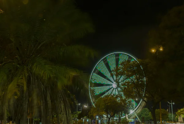 Lång Exponering Färgglada Pariserhjul Och Lätta Spår Motorvägen Natten Tidsexponering — Stockfoto