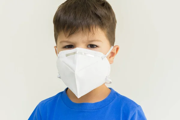 外科用マスクをした白人少年の閉鎖 コロナウイルスの流行に対する保護のための顔マスク 生物学的脅威からの保護の概念 呼吸器疾患を予防するための社会的隔離 — ストック写真