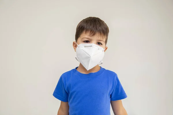 Een Close Van Een Blanke Jongen Met Een Chirurgisch Masker — Stockfoto