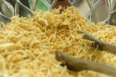 Patates kristal bir kaseye yapışır. Kıvrık patates çubukları. Kızarmış patates, ince çubuklar. Brezilya 'da 