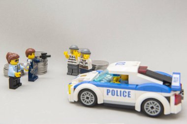 Florianopolis, Brezilya, 28 Mart 2020: Polis tarafından tutuklanan haydutlar. Lego minyatürleri Lego Grubu tarafından üretiliyor..