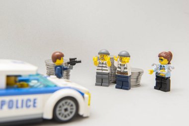 Florianopolis, Brezilya, 28 Mart 2020: Polis tarafından tutuklanan haydutlar. Lego minyatürleri Lego Grubu tarafından üretiliyor..