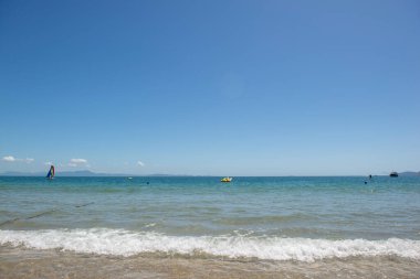 Güney Brezilya 'da yamaçlı güzel bir sahil. Sahildeki karides balıkçı teknesi. Yeşil denizli Paradisiacal plajı. Boşluğu kopyala.