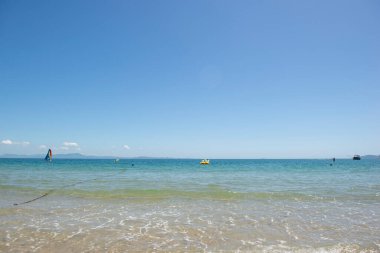 Güney Brezilya 'da güzel bir sahil - Florianopolis şehri. Yeşilimsi denizin güzel manzarası. Bulutsuz güneşli bir gün - Yazın açık bir gökyüzü.