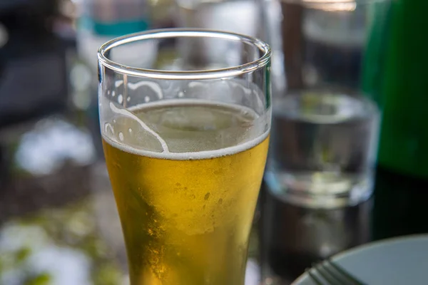 Nahaufnahme Eines Bierglases Mit Einem Glas Wasser Hintergrund — Stockfoto