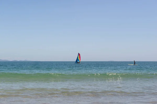 Pequeno Veleiro Catamarã Colorido Mar Azul Veleiro Barco Catamarã Iate — Fotografia de Stock