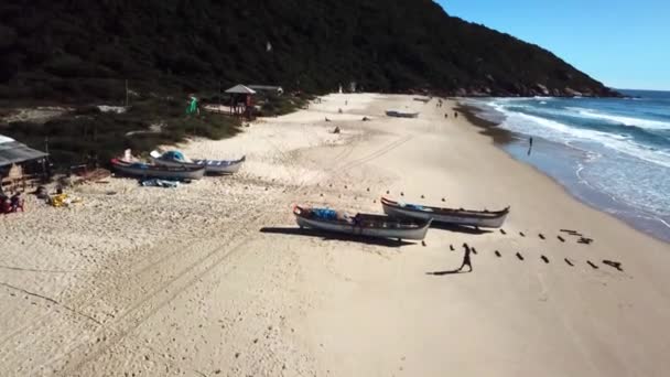 弗洛里亚诺波利斯 2020年5月24日 飞越沙滩 抛锚木船和渔民等待鱼群 冬季美丽的热带海滩 — 图库视频影像