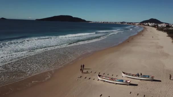 Florianopolis Βραζιλία Μαΐου 2020 Υπερπτήση Στην Αμμώδη Παραλία Αγκυροβολημένα Ξύλινα — Αρχείο Βίντεο