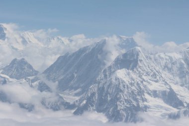 Himalaya 'da karlı bir dağ manzarası