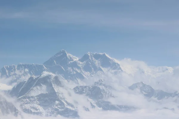 Ein schönes Foto eines Berges mit Gletscher und Schnee darauf aus einer Höhe über den Wolken — Stockfoto