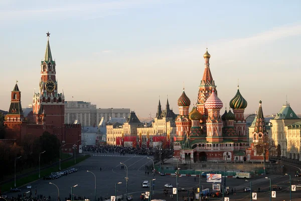 Blick auf den Moskauer Kreml und die Basilius-Kathedrale — Stockfoto