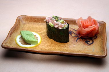 Japon tabak dikdörtgen bir plaka üzerinde