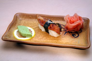 Japon tabak dikdörtgen bir plaka üzerinde