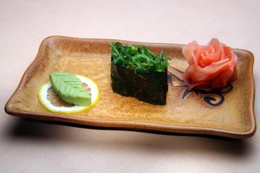 Japon tabak dikdörtgen bir plaka üzerinde