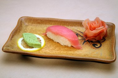 Japon tabak dikdörtgen bir plaka üzerinde