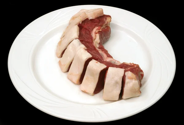Mięso na białym talerzu — Zdjęcie stockowe