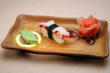 Bir kare plaka üzerinde Japon çanak