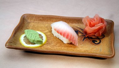 Bir kare plaka üzerinde Japon çanak