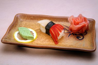 Bir kare plaka üzerinde Japon çanak