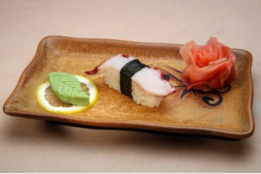 Bir kare plaka üzerinde Japon çanak