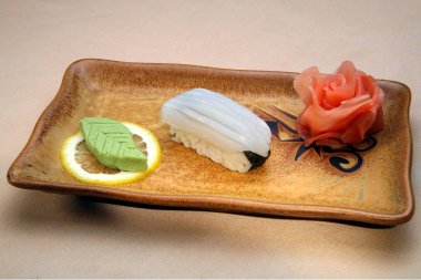 Bir kare plaka üzerinde Japon çanak