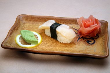 Bir kare plaka üzerinde Japon çanak