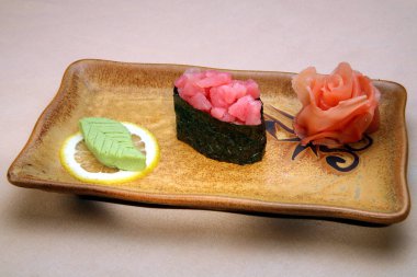 Bir kare plaka üzerinde Japon çanak