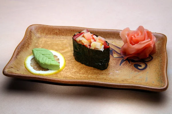 Prato japonês de rolos de sushi — Fotografia de Stock