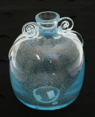 Siyah arka plan üzerine dekoratif şişe