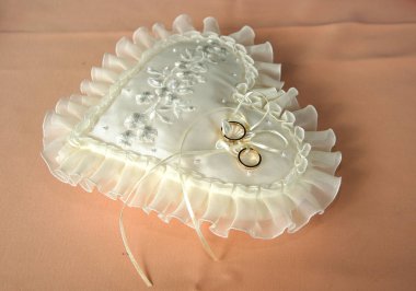 Alyans bir yastık üzerinde