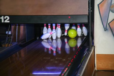 Bir bowling topu iğne Slam