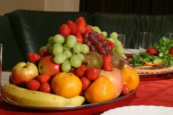 Bodegón de frutas y bayas frescas — Foto de Stock