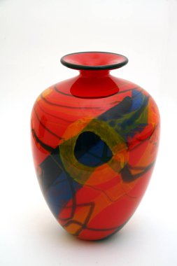 beyaz zemin üzerine kırmızı vazo